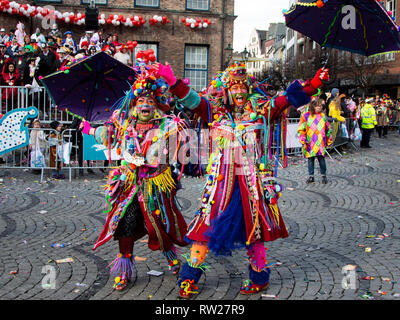 Düsseldorf, Deutschland. 4. März 2019. Die jährlichen Rosenmontag (Rose Montag oder Rosenmontag) Carnival Parade findet in Düsseldorf. Foto: Lebendige Bilder/Alamy leben Nachrichten Stockfoto