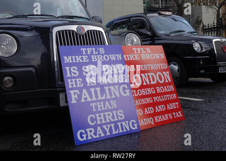 London, Großbritannien. 4. Mär 2019. Black Cab Drivers block Parlament Platz Straßen im Protest an Sadiq Khan's Pläne Luftqualität durch das Verbot von Teil von London zu verbessern. 4. März 2019. Quelle: Thomas Krych/Alamy leben Nachrichten Stockfoto