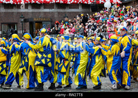 Düsseldorf, Deutschland. 4. März 2019. Die jährlichen Rosenmontag (Rose Montag oder Rosenmontag) Carnival Parade findet in Düsseldorf. Foto: Lebendige Bilder/Alamy leben Nachrichten Stockfoto