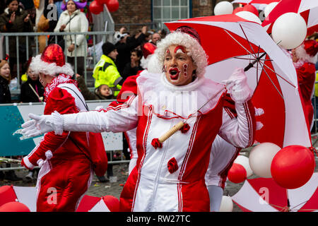 Düsseldorf, Deutschland. 4. März 2019. Die jährlichen Rosenmontag (Rose Montag oder Rosenmontag) Carnival Parade findet in Düsseldorf. Foto: Lebendige Bilder/Alamy leben Nachrichten Stockfoto