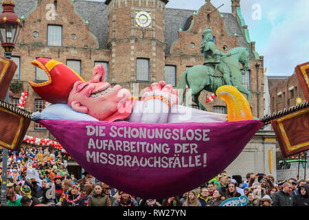 Düsseldorf, Deutschland. 4. Februar 2019. Die wunderbare Karneval Umzug durch das Rathaus Marktplatz, im Zentrum von Düsseldorf. Credit: Ashley Greb/Alamy leben Nachrichten Stockfoto