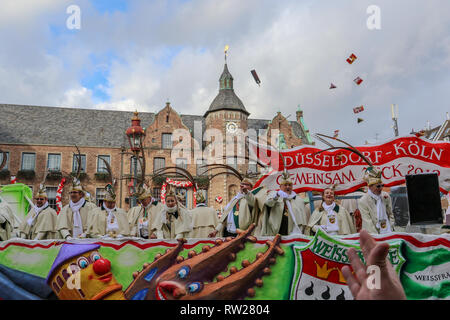 Düsseldorf, Deutschland. 4. Februar 2019. Die wunderbare Karneval Umzug durch das Rathaus Marktplatz, im Zentrum von Düsseldorf. Credit: Ashley Greb/Alamy leben Nachrichten Stockfoto