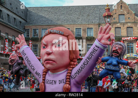 Düsseldorf, Deutschland. 4. Februar 2019. Die wunderbare Karneval Umzug durch das Rathaus Marktplatz, im Zentrum von Düsseldorf. Credit: Ashley Greb/Alamy leben Nachrichten Stockfoto