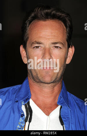 15. August 2013 - Hollywood, CA, USA - 04. März 2019 - Luke Perry von Beverly Hills, 90210 und Riverdale stirbt am vergangenen Mittwoch mit 52 Jahren nach einem massiven Schlaganfall. Datei Foto: 14. August 2013 - Hollywood, Kalifornien - Luke Perry. „Dark Tourist“ Los Angeles Premiere in Arclight Cinemas. Foto: Byron Purvis/AdMedia Stockfoto