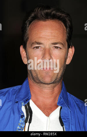 August 15, 2013 - Hollywood, CA, USA - 04. März 2019 - Luke Perry von "Beverly Hills, 90210'' und ''Riverdale'' stirbt bei 52 nach einem Schlaganfall am vergangenen Mittwoch. Datei Foto: 14. August 2013 - Hollywood, Kalifornien - Luke Perry. ''Dark Touristische" Los Angeles Premiere am Arclight Kinos. Photo Credit: Byron Purvis/AdMedia (Credit Bild: © Byron Purvis/AdMedia über ZUMA Draht) Stockfoto