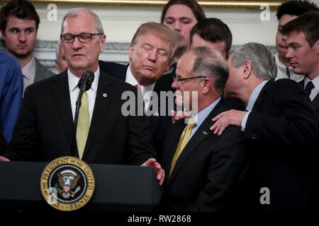 Präsidenten der Vereinigten Staaten Donald J. Trumpf hört als US-Senator Kevin Cramer (Republikaner von North Dakota) links, spricht während einer begrüßungszeremonie mit der Abteilung 2018 I FCS Nationale Champions: die North Dakota State Bison im Speisesaal des Weißen Hauses am 4. März 2019 in Washington, DC. Credit: Oliver Contreras/Pool über CNP | Verwendung weltweit Stockfoto