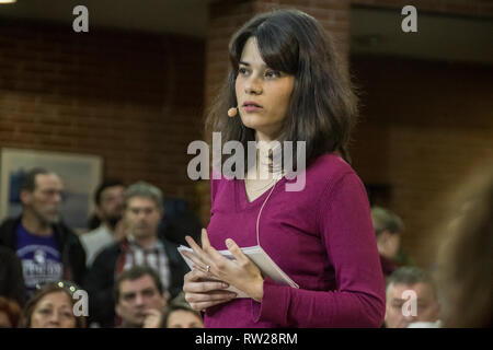 Madrid, Spanien. 4 Mar 2019. Isabel Serra, die jungen Abgeordneten von 29 Jahren von der politischen Partei Podemos, in der Montage von Madrid, hat beschlossen, den Vorschlag des pseudogestora der Bildung zu akzeptieren und sich auf die Vorwahlen zu erscheinen, um zu versuchen, die Kontrolle über die Präsidentschaft in der Gemeinschaft von Madrid. Ihre Schwester, auch Mitglied des Parlaments Clara Serra, wird Nummer 2 von Iñigo Errejón MAS Madrid Plattform werden. Können wir beginnen, das Ende der Krise, die durch den Weggang von Iñigo Errejón und seine Aufteilung der Podemos. Credit: Alberto Sibaja Ramírez/Alamy Leben Nachrichten geöffnet Stockfoto