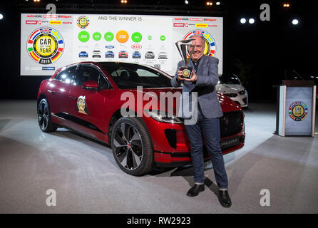 Genf, Schweiz. 4 Mär, 2019. Ian Callum, Design Director für Jaguar, Posen für Fotos vor einem Jaguar ich - im Palexpo in Genf, Schweiz, Tempo, am 4. März 2019. Jaguar's erste elektrische SUV-I-PACE das Auto des Jahres am Montag ein Kopf-an-Kopf-Rennen gegen Alpine A110 am Vorabend des 89. internationalen Automobilsalon in Genf (Gims). Credit: Xu Jinquan/Xinhua/Alamy leben Nachrichten Stockfoto