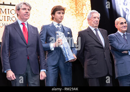 Madrid, Spanien. 04 Mär, 2019. Die stierkämpfer Andres Roca Rey mit dem Preis und den Mitgliedern der Jury und politischen Kredit: Jesús Hellin/Alamy leben Nachrichten Stockfoto