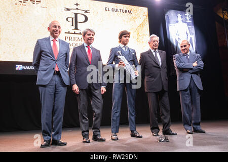 Madrid, Spanien. 04 Mär, 2019. Die stierkämpfer Andres Roca Rey mit dem Preis und den Mitgliedern der Jury und politischen Kredit: Jesús Hellin/Alamy leben Nachrichten Stockfoto