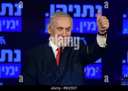 Ramat Gan, Israel. 4 Mär, 2019. Der israelische Ministerpräsident und der Likud Partei leader Benjamin Netanjahu besucht Wahlkampf seiner Partei in Ramat Gan in der Nähe von Tel Aviv, Israel, am 4. März 2019. Netanjahu versucht, eine vierte Amtszeit als Ministerpräsident Israels Minister im April 9 Wahlen. Credit: Jini/Tomer Neuberg/Xinhua/Alamy leben Nachrichten Stockfoto