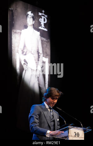 Madrid, Spanien. 04 Mär, 2019. Die stierkämpfer Andres Roca Rey gesehen sprechen und dankte den Preis Quelle: Jesús Hellin/Alamy leben Nachrichten Stockfoto