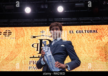 Madrid, Spanien. 04 Mär, 2019. Andres Roca Rey mit dem Preis in der Veranstaltung. Credit: Jesús Hellin/Alamy leben Nachrichten Stockfoto