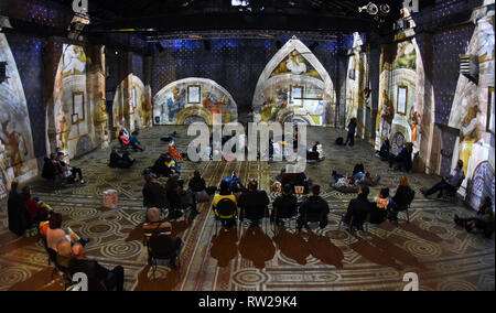 03. März 2019, Sachsen, Leipzig: Während die Multimedia Show "LEONARDO DA VINCI, Raffael, Michelangelo, Riesen der Renaissance" am Kunstkraftwerk, Besucher können Details von Fresken von Michelangelo auf die bis zu acht Meter hohen Mauern der ehemaligen Maschinenhalle projizierte Ansicht. Die außergewöhnliche Multimedia Projektion der italienischen Immersive Kunst Fabrik, die anlässlich des 500. Geburtstags von Leonardo da Vincis Tod gezeigt werden wird, wurde bereits von über 8000 Besucher seit seiner Eröffnung am 19. Januar 2019 gesehen worden. Foto: Waltraud Grubitzsch/dpa-Zentralbild/ZB Stockfoto