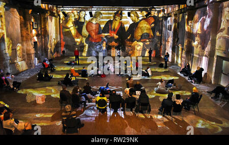 03. März 2019, Sachsen, Leipzig: Während die Multimedia Show "LEONARDO DA VINCI, Raffael, Michelangelo, Riesen der Renaissance' in der Kunstkraftwerk, werden die Besucher beobachten Raffaels "Ehe von Mariae", die auf die Wände der ehemaligen Maschinenhalle, die bis zu acht Meter hohen projiziert. Die außergewöhnliche Multimedia Projektion der italienischen Immersive Kunst Fabrik, die anlässlich des 500. Geburtstags von Leonardo da Vincis Tod gezeigt werden wird, wurde bereits von über 8000 Besucher seit seiner Eröffnung am 19. Januar 2019 gesehen worden. Foto: Waltraud Grubitzsch/dpa-Zentralbild/ZB Stockfoto