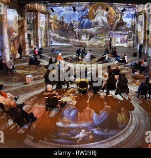 03. März 2019, Sachsen, Leipzig: Während die Multimedia Show "LEONARDO DA VINCI, Raffael, Michelangelo, Riesen der Renaissance' in der Kunstkraftwerk, Besucher werden Details aus Raffaels stanzen Pressen auf die bis zu acht Meter hohen Mauern der ehemaligen Maschinenhalle projiziert beobachten. Die außergewöhnliche Multimedia Projektion der italienischen Immersive Kunst Fabrik, die anlässlich des 500. Geburtstags von Leonardo da Vincis Tod gezeigt werden wird, wurde bereits von über 8000 Besucher seit seiner Eröffnung am 19. Januar 2019 gesehen worden. Foto: Waltraud Grubitzsch/dpa-Zentralbild/ZB Stockfoto