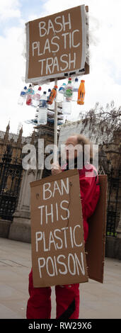 London, Großbritannien. 4. März 2019. Demonstrant mit Brettern bitten um Bashing und verbot Kunststoff Papierkorb, vor der Oberen und Unteren Kammer des Parlaments, London, UK, für das Bewusstsein der Kunststoff durch Umweltverschmutzung in der Welt. Credit: Joe Kuis/Alamy leben Nachrichten Stockfoto