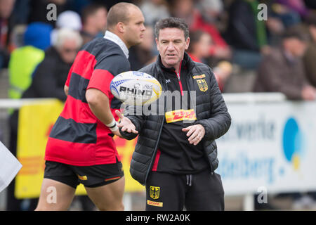 Heidelberg, Deutschland. 02 Mär, 2019. Dritte Match der Rugby Europa Meisterschaft 2019: Germany-Russia am 09.02.2019 in Heidelberg. Trainer Mike Ford (Deutschland) jongliert mit dem Ball. Credit: Jürgen Kessler/dpa/Alamy leben Nachrichten Stockfoto