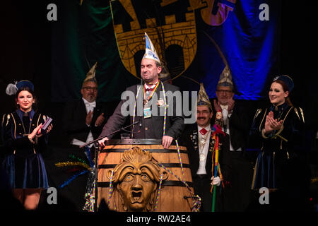 Kitzingen, Deutschland. 04 Mär, 2019. Hubert Aiwanger, Minister für Wirtschaft und Landesvorsitzenden der Freien Wähler in Bayern, eine Laudatio für die Floppy Mund, mit dem er vorher war während der feierlichen Sitzung der Kitzinger Karnevalsgesellschaft (KiKaG) geehrt. Die Slapdash um ist seit 1989 zu quick-witted Persönlichkeiten aus Politik, Unterhaltung und Gesellschaft. Credit: Daniel Karmann/dpa/Alamy leben Nachrichten Stockfoto