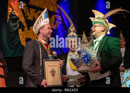 Kitzingen, Deutschland. 04 Mär, 2019. Der Präsident der Kitzinger Karnevalsgesellschaft (KiKaG), Rainer Müller (r), präsentiert Hubert Aiwanger, Minister für Wirtschaft und regionale Vorsitzende der Freien Wähler in Bayern, mit der Diskette Mund um während der feierlichen Sitzung des KiKaG. Die Slapdash um ist seit 1989 zu quick-witted Persönlichkeiten aus Politik, Unterhaltung und Gesellschaft. Credit: Daniel Karmann/dpa/Alamy leben Nachrichten Stockfoto