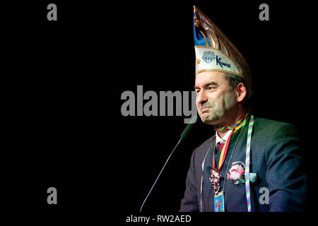 Kitzingen, Deutschland. 04 Mär, 2019. Hubert Aiwanger, Minister für Wirtschaft und Landesvorsitzenden der Freien Wähler in Bayern, eine Laudatio auf die Slapdash Mund, mit dem er vorher war während der feierlichen Sitzung der Kitzinger Karnevalsgesellschaft (KiKaG) geehrt. Die Slapdash um ist seit 1989 zu quick-witted Persönlichkeiten aus Politik, Unterhaltung und Gesellschaft. Credit: Daniel Karmann/dpa/Alamy leben Nachrichten Stockfoto