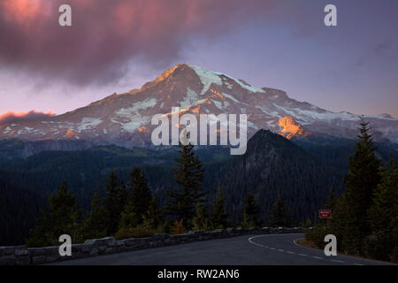 WA 15843-00 WASHINGTON - Sonnenuntergang am Mount Rainier von Ricksecker Punkt in Mount Rainier National Park gesehen. Stockfoto