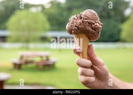 Hand, Schokolade, Eiscreme Kegel im Freien, Pokomoke, Maryland Stockfoto
