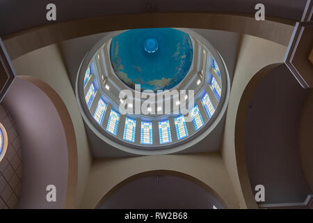 Ambato, Ecuador, April 2018: das Innere der Kathedrale der Stadt Ambato in der Provinz Tungurahua, eines der modernsten Architektur Kirche Stockfoto