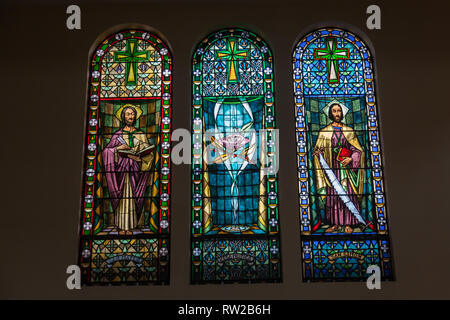 Ambato, Ecuador, April 2018: das Innere der Kathedrale der Stadt Ambato in der Provinz Tungurahua, eines der modernsten Architektur Kirche Stockfoto