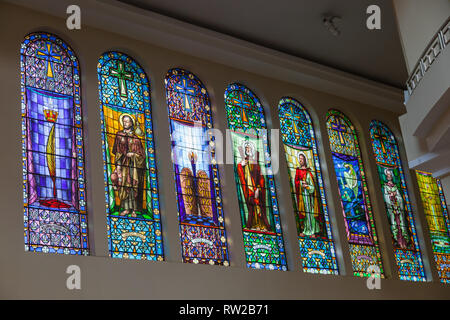 Ambato, Ecuador, April 2018: das Innere der Kathedrale der Stadt Ambato in der Provinz Tungurahua, eines der modernsten Architektur Kirche Stockfoto