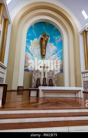 Ambato, Ecuador, April 2018: das Innere der Kathedrale der Stadt Ambato in der Provinz Tungurahua, eines der modernsten Architektur Kirche Stockfoto