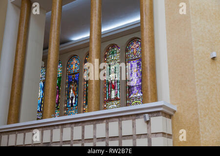 Ambato, Ecuador, April 2018: das Innere der Kathedrale der Stadt Ambato in der Provinz Tungurahua, eines der modernsten Architektur Kirche Stockfoto