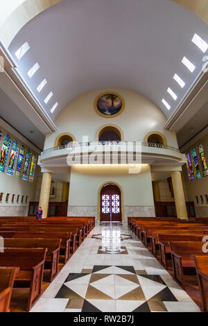 Ambato, Ecuador, April 2018: das Innere der Kathedrale der Stadt Ambato in der Provinz Tungurahua, eines der modernsten Architektur Kirche Stockfoto