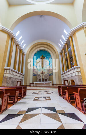 Ambato, Ecuador, April 2018: das Innere der Kathedrale der Stadt Ambato in der Provinz Tungurahua, eines der modernsten Architektur Kirche Stockfoto
