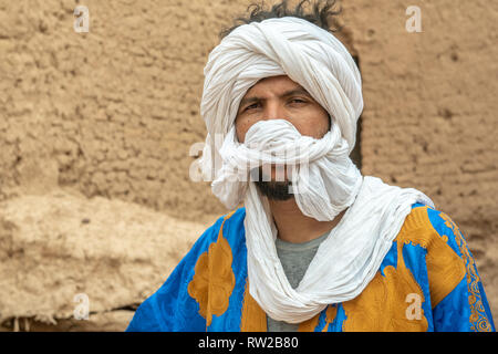 Mann mit Turban mit Blau und Gold Kaftan, Foum Zguid, Marokko Stockfoto