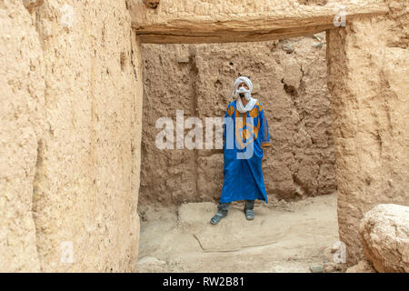 Mann mit Turban mit Blau und Gold Kaftan, Foum Zguid, Marokko Stockfoto