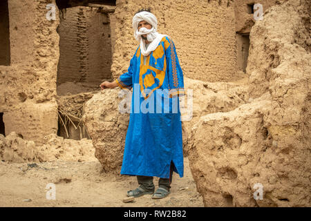 Mann mit Turban mit Blau und Gold Kaftan, Foum Zguid, Marokko Stockfoto