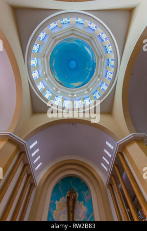 Ambato, Ecuador, April 2018: das Innere der Kathedrale der Stadt Ambato in der Provinz Tungurahua, eines der modernsten Architektur Kirche Stockfoto