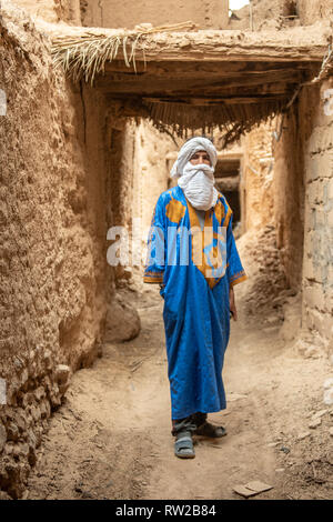 Mann mit Turban mit Blau und Gold Kaftan, Foum Zguid, Marokko Stockfoto