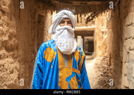 Mann mit Turban mit Blau und Gold Kaftan, Foum Zguid, Marokko Stockfoto