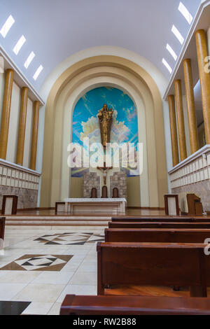 Ambato, Ecuador, April 2018: das Innere der Kathedrale der Stadt Ambato in der Provinz Tungurahua, eines der modernsten Architektur Kirche Stockfoto