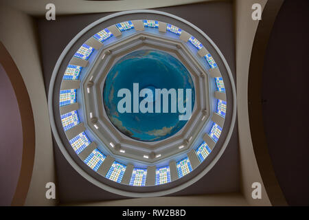 Ambato, Ecuador, April 2018: das Innere der Kathedrale der Stadt Ambato in der Provinz Tungurahua, eines der modernsten Architektur Kirche Stockfoto