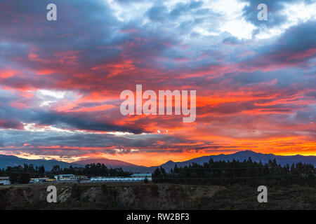 Dramatische Anden Sonnenuntergang aus Wolken in roten, blauen und gelben Farbtönen Stockfoto