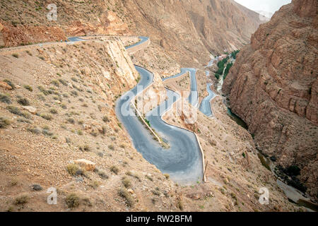 Eine kurvenreiche Straße schneidet durch einen Hang im Atlas-gebirge, Ouzazate, Dades-schlucht, Marokko. Stockfoto