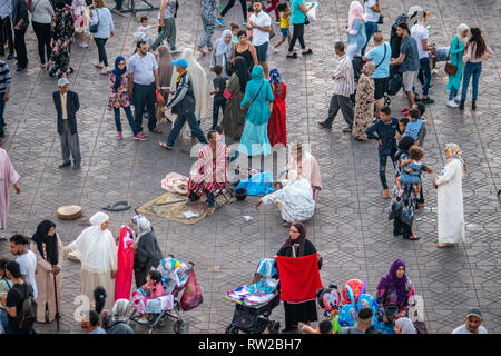 Schlangenbeschwörer sitzen in der Mitte von Jemaa el-Fnaa Platz, Marrekech, Marokko Stockfoto