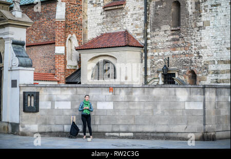 Anzeigen Straßenmusikant singt Außenwände von Wawel in Krakau - w, Woiwodschaft Kleinpolen, Polen. Stockfoto