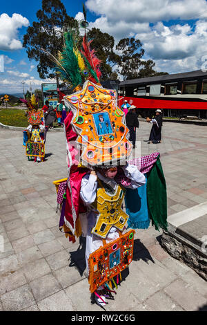 Machachi, Ecuador, 22. Januar 2018: An der Machachi Bahnhof, einer Gruppe von Künstlern vertreten, die "anzantes de Pujili', die typischen Zeichen aus. Stockfoto