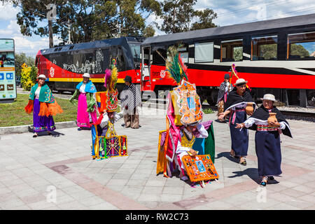 Machachi, Ecuador, 22. Januar 2018: An der Machachi Bahnhof, einer Gruppe von Künstlern vertreten, die "anzantes de Pujili', die typischen Zeichen aus. Stockfoto