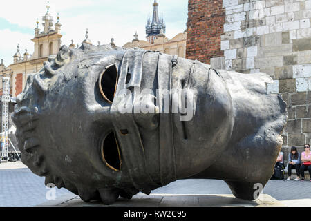 In der Nähe der Bronze Statue Eros Bendato oder ÔThe Kopf, Õ gefunden in den Hauptmarkt von Krakau - w Altstadt, Woiwodschaft Kleinpolen, Polen. Stockfoto