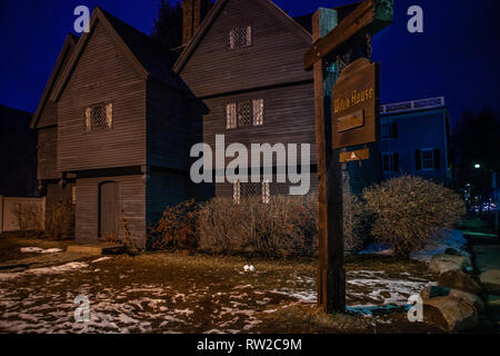 Historische Johnathan Corbin Haus als die Hexe House bekannt wegen seiner Verbindung zu den Hexenprozessen 1662-63 an einem regnerischen Tag ist es in Salem befindet, Stockfoto